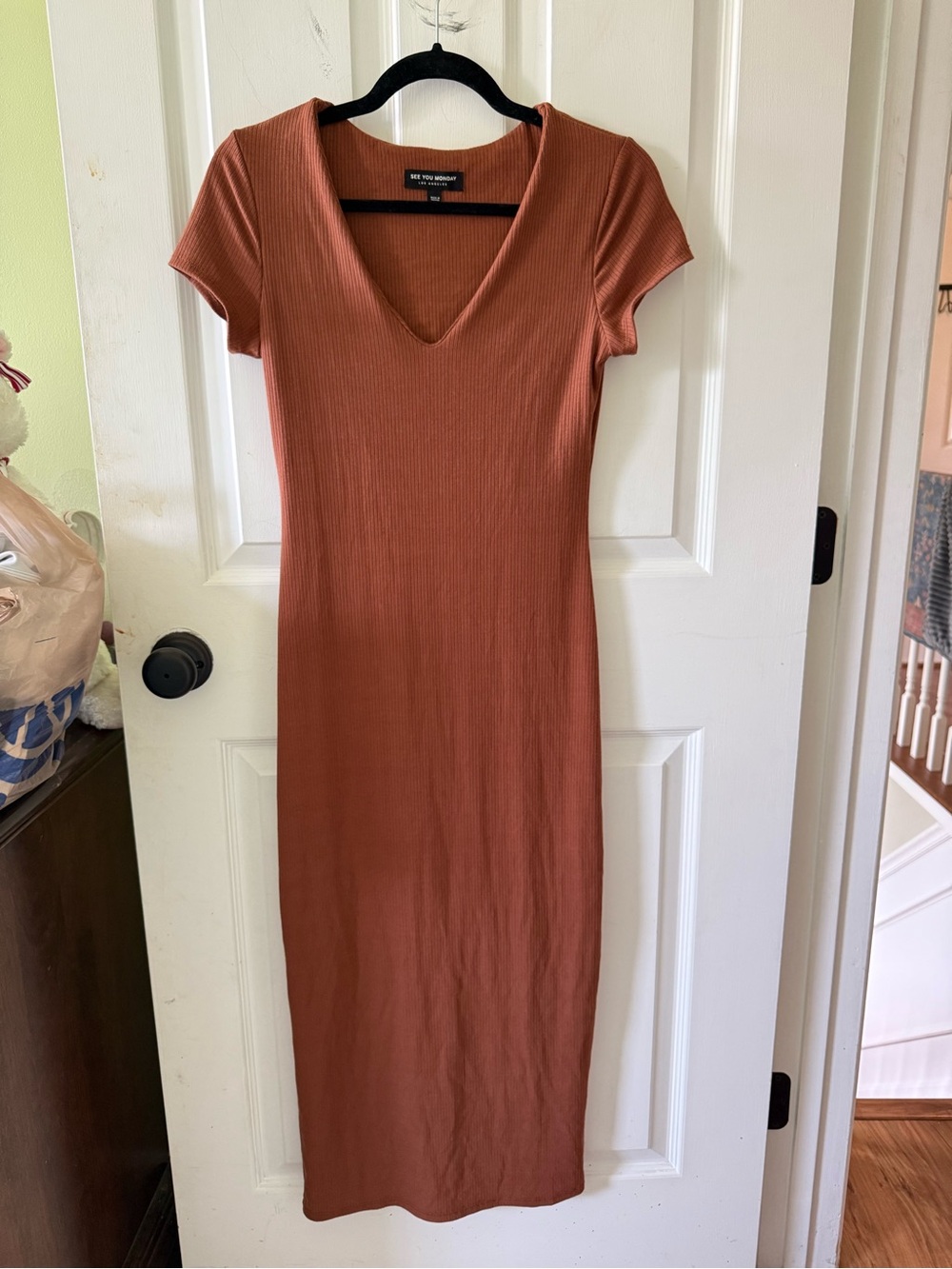 Women’s Rust Ribbed V-Neck Midi Dress